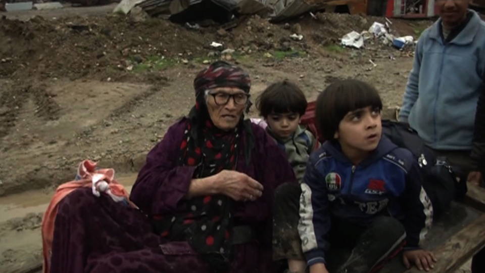 Decenas de miles de personas que huyen de Mosul