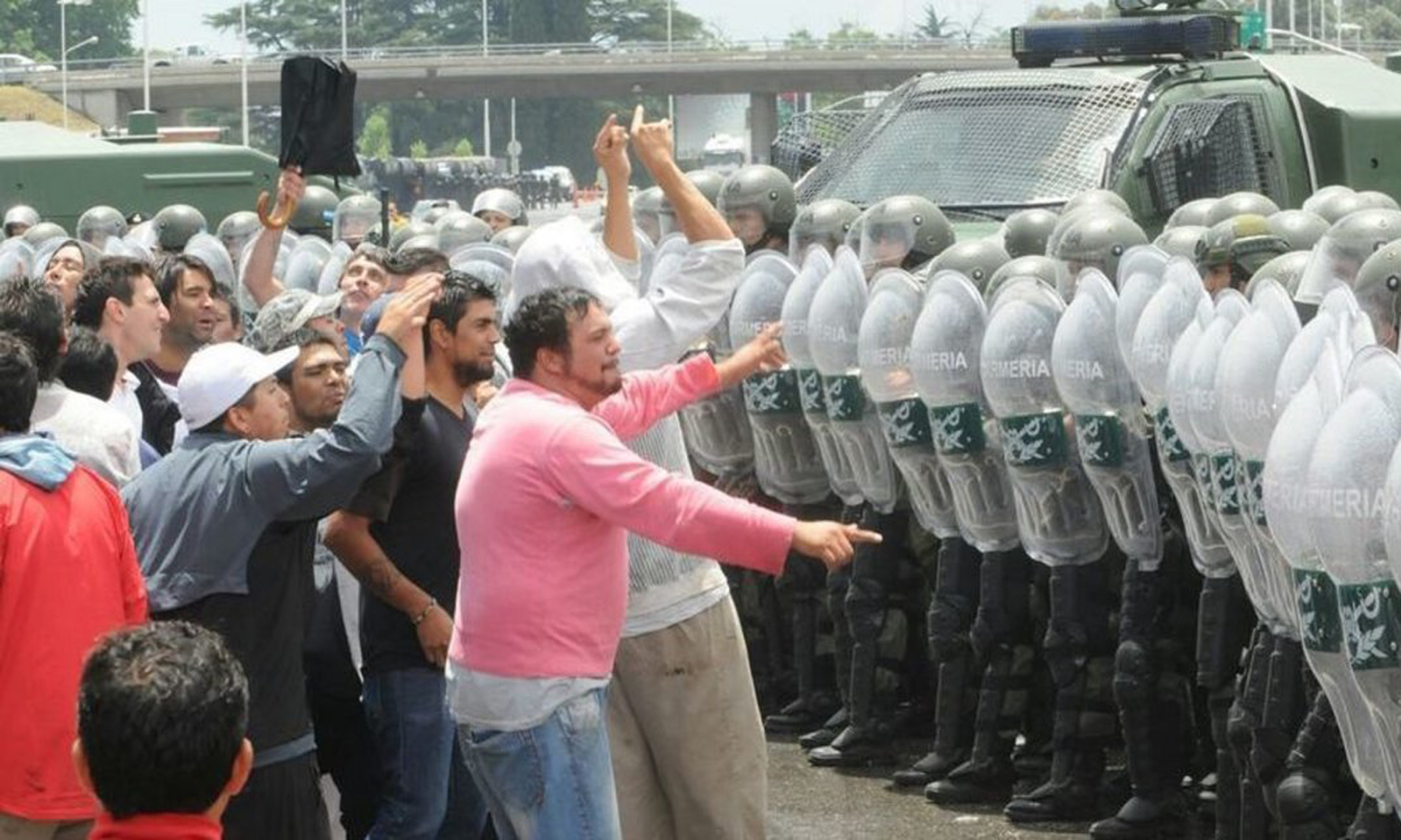 Dura represión de la Gendarmería a trabajadores de Cresta Roja