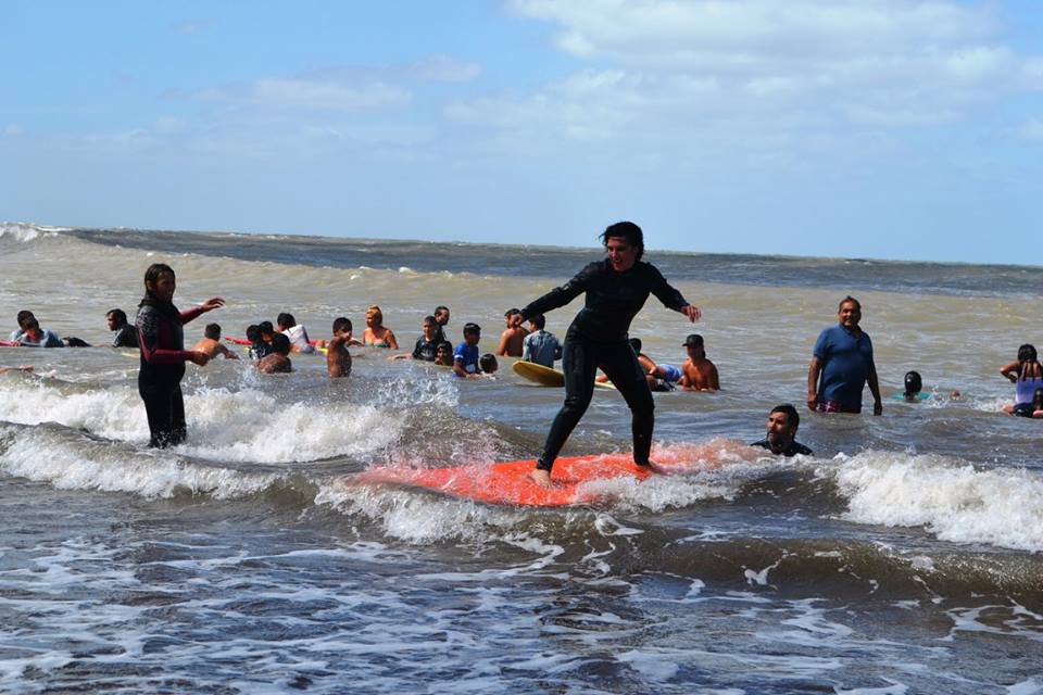 Más de 400 chicos practican surf gratuito