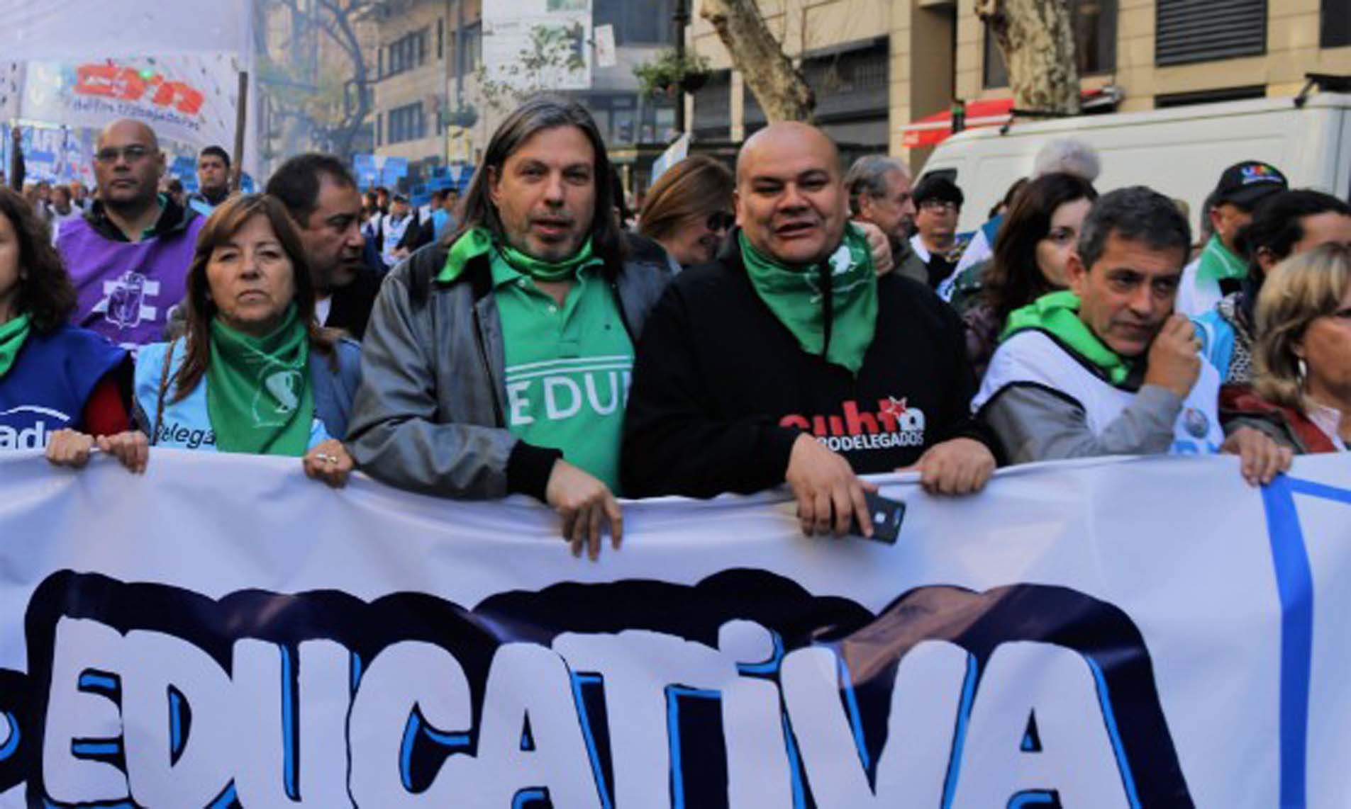 Multitudinaria marcha en defensa de la educación pública