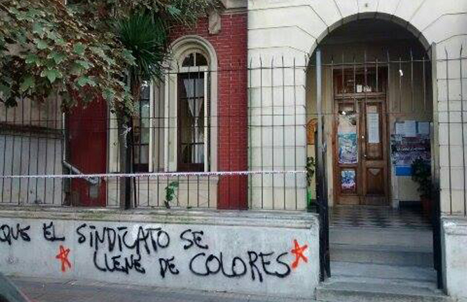 Pintadas contra SUTEBA en su sede de la calle 3 de Febrero