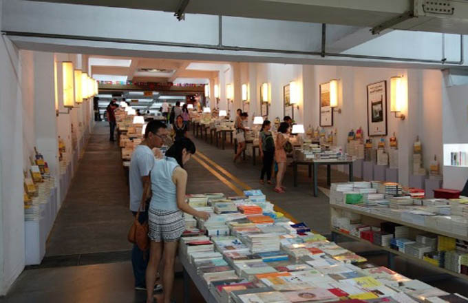 En China subsidian librerías