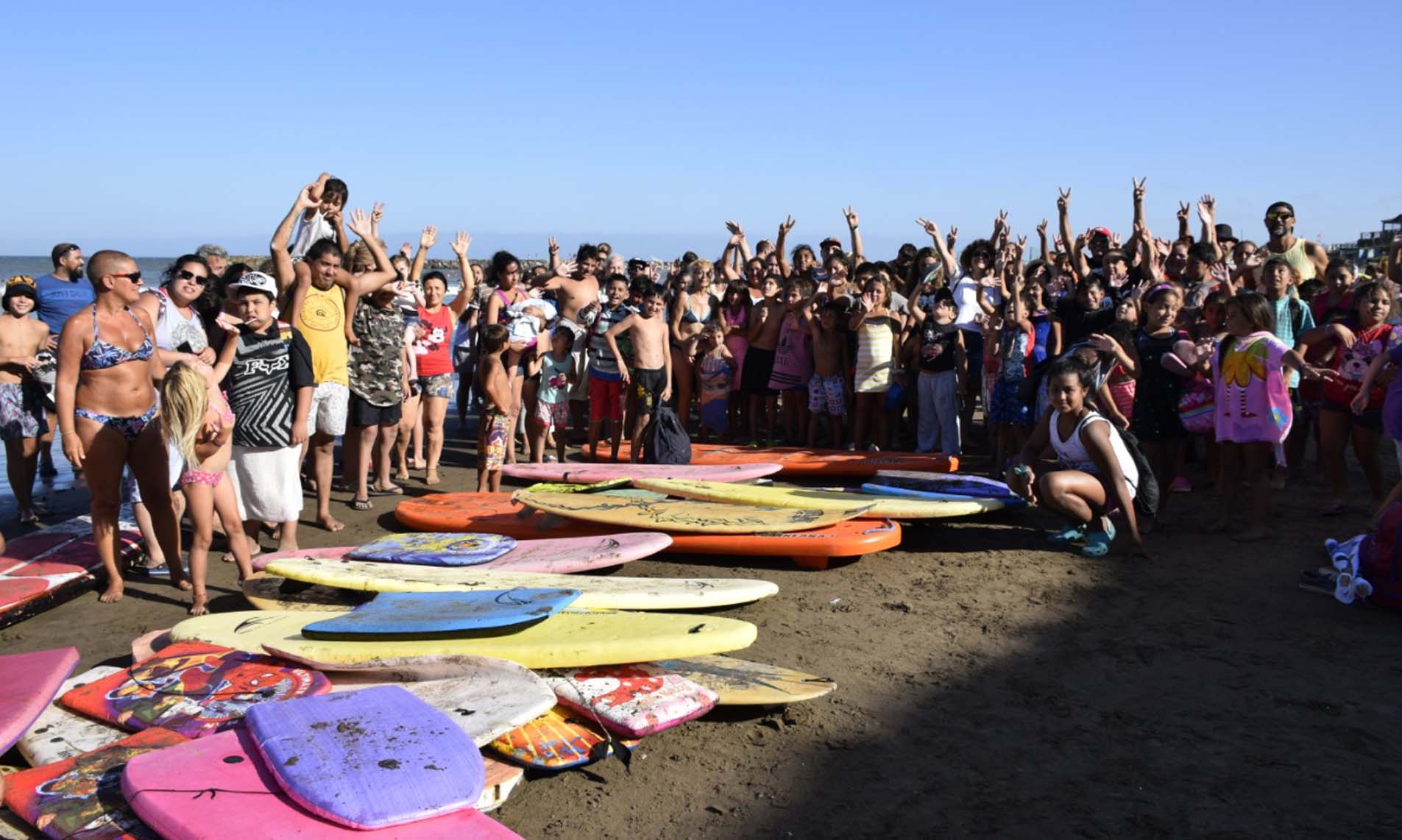 Más de 500 chicos practicaron surf gratuito en la ciudad