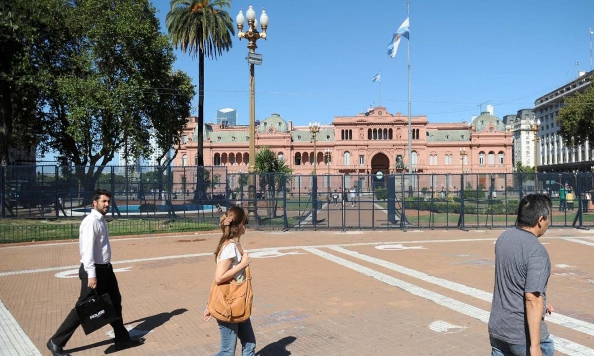 La Justicia declaró ilegal el enrejado en Plaza de Mayo 