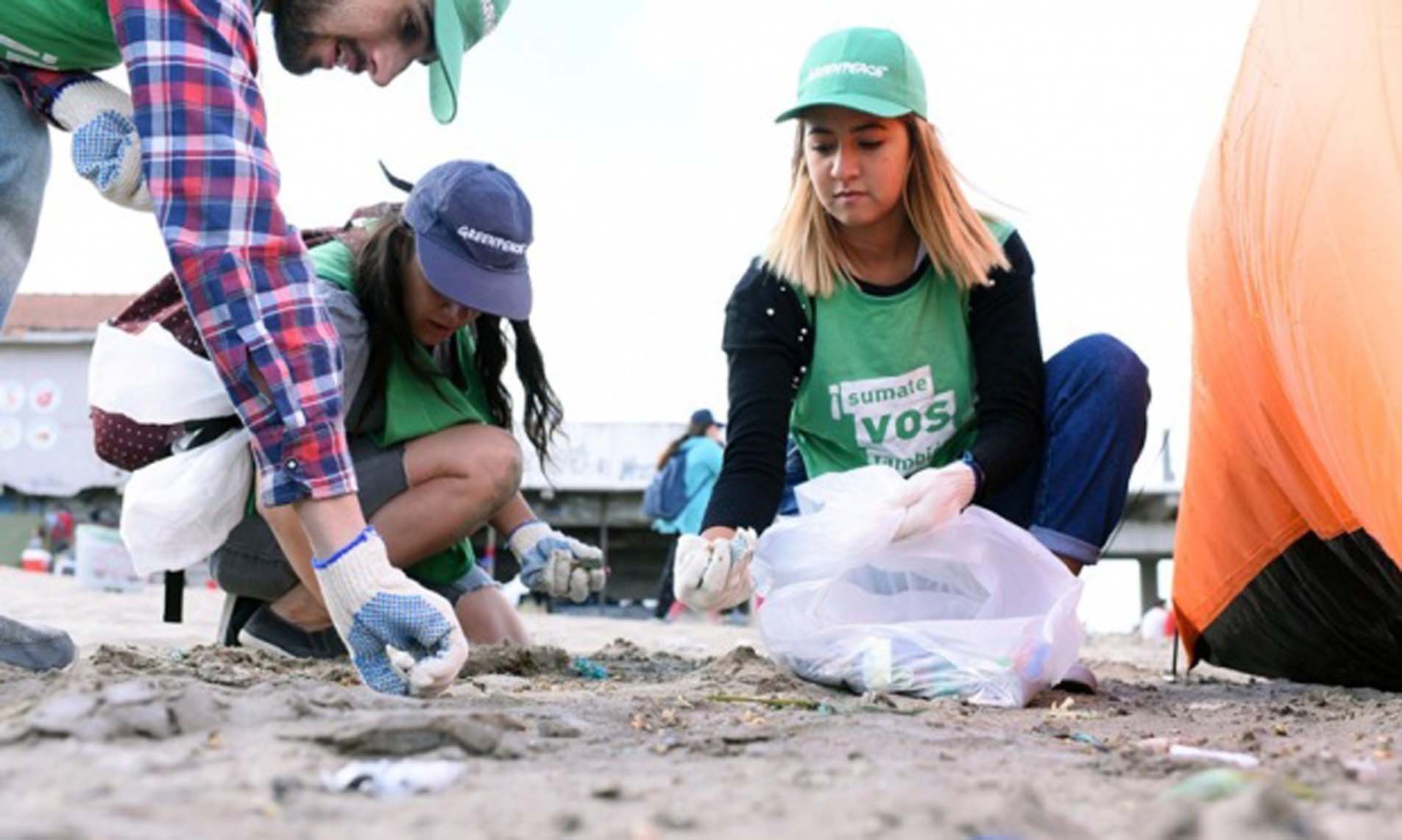 Limpieza de plásticos en Playa Popular de Mar del Plata