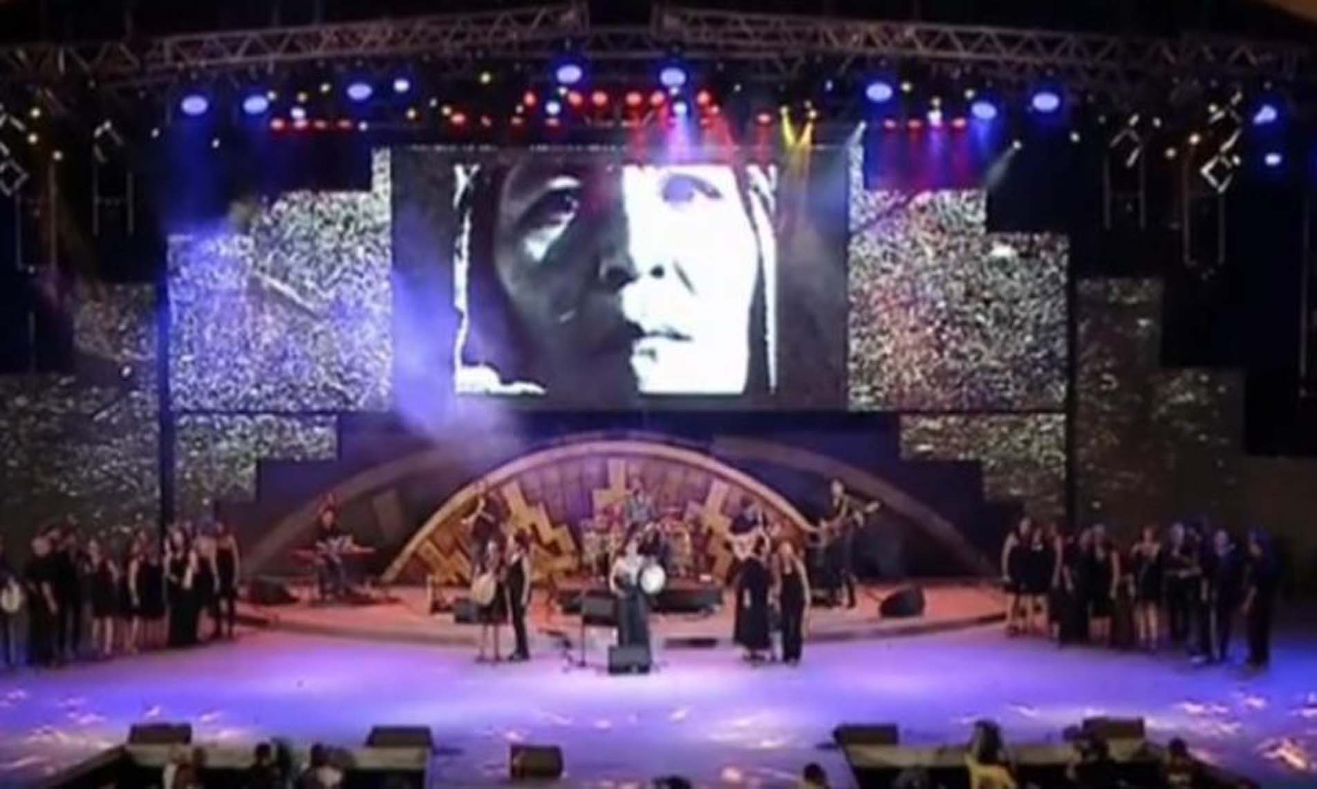 Cantante mostró imágenes de Milagro, CFK y Evita en Cosquín