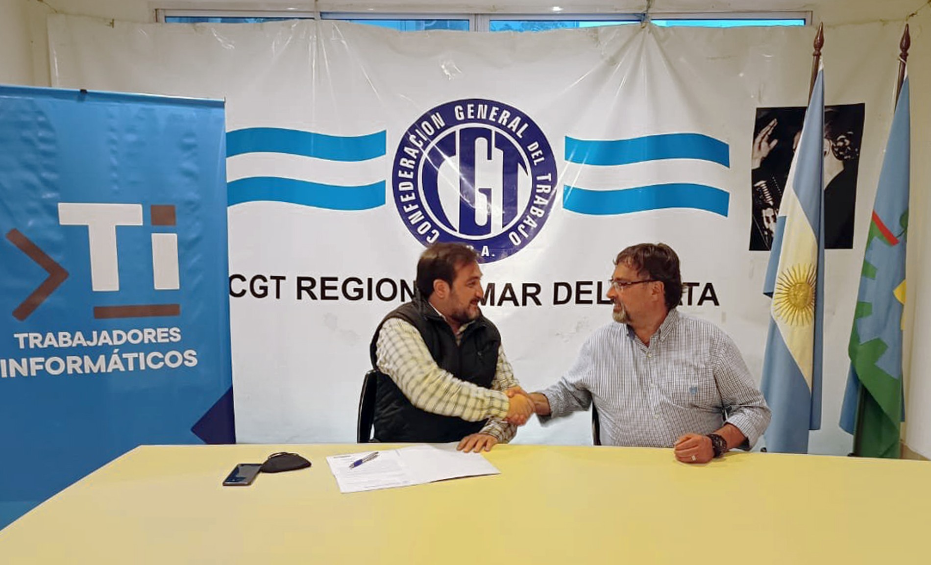 Imagen de saludo luego de la firma de la aceptación de cargo de Sergio Salinas Porto y Ezequiel Tosco
