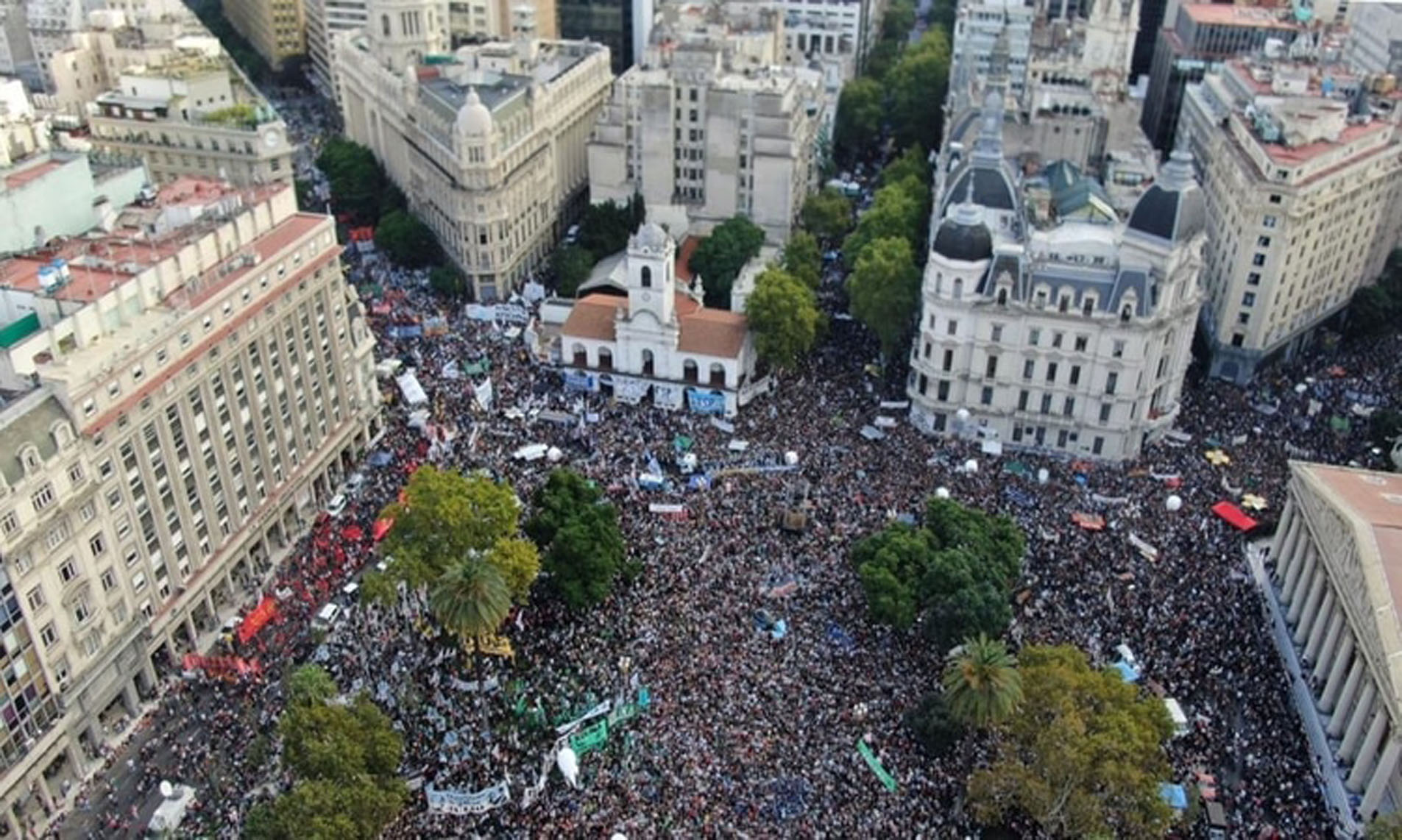 Una multitud desbordó la Plaza de Mayo 
