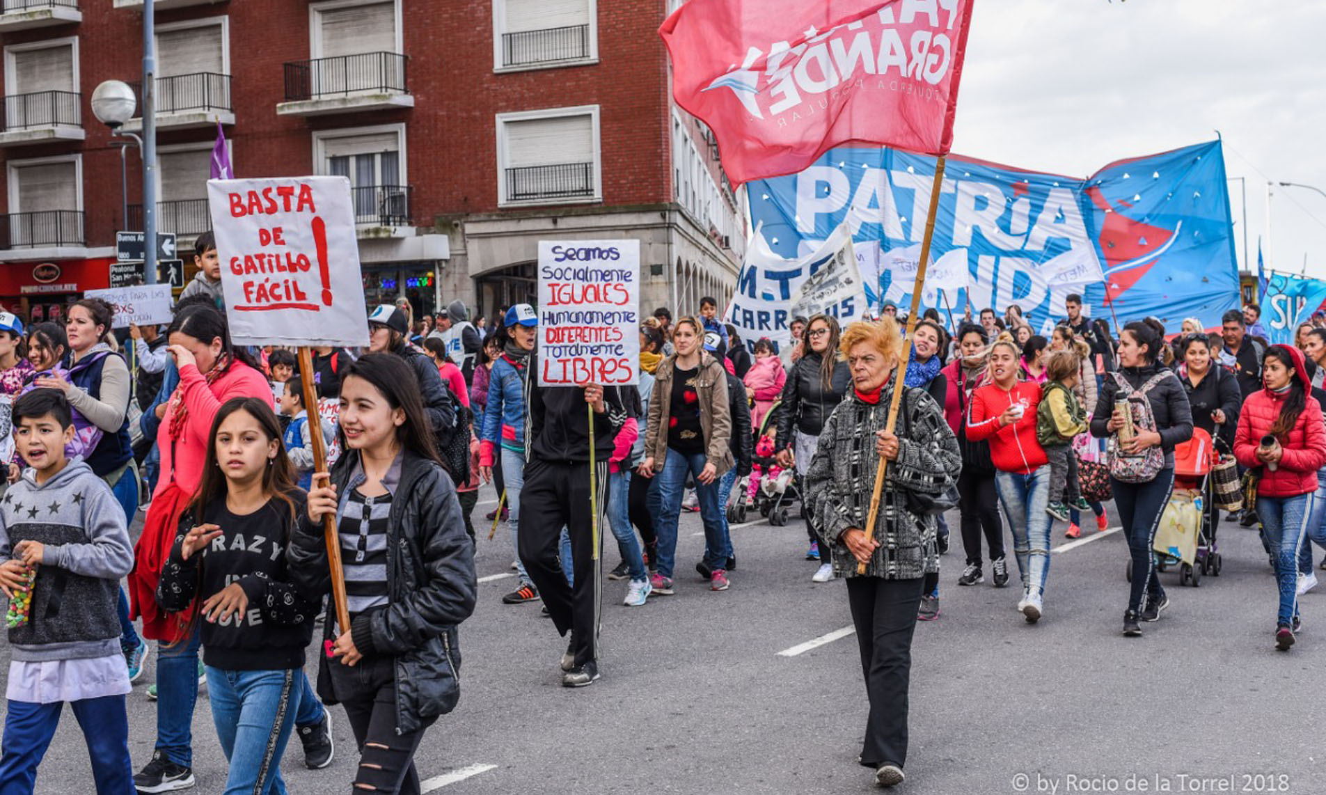 Multitudinaria y alegre Marcha de la Gorra en Mar del Plata 