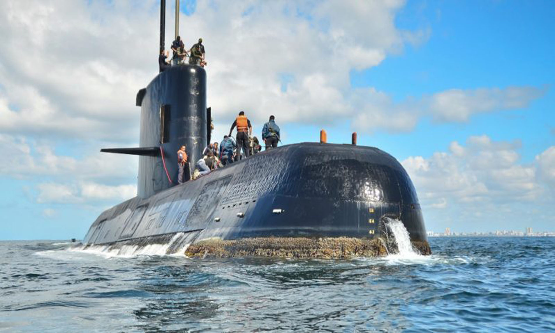 “No quieren reflotar el submarino, porque algo esconden” 