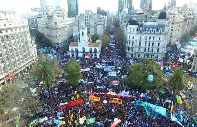 más de 200 mil personas en Plaza de Mayo