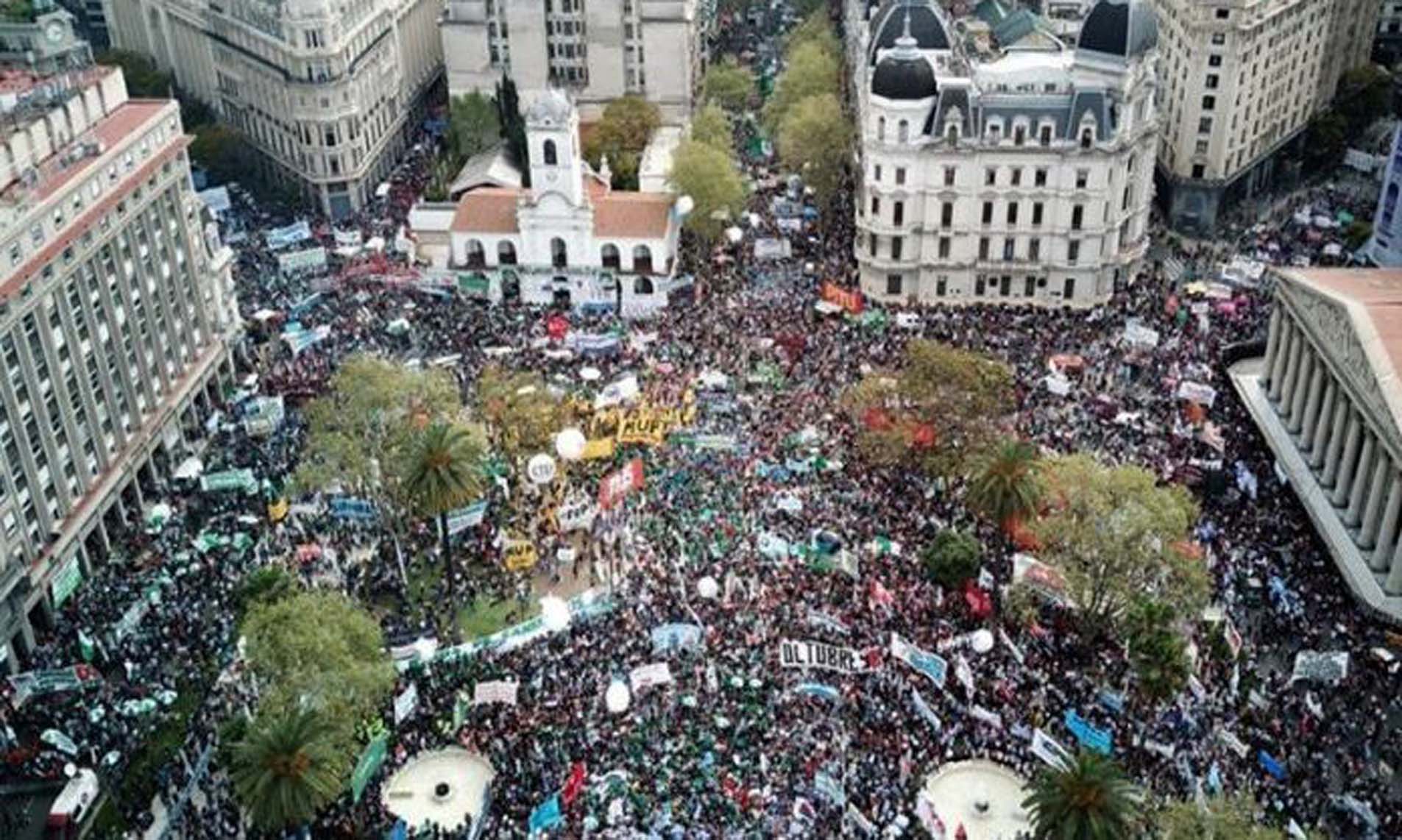 Multitudinaria marcha a Plaza de Mayo
