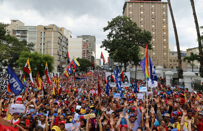 Pueblo venezolano defiende el orden democrático